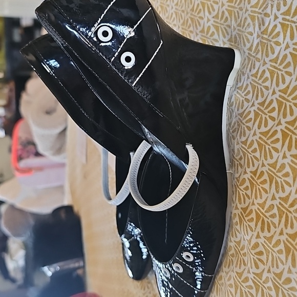 STUNNING Kenneth Cole VINTAGE PATENT WEDGE SHOES